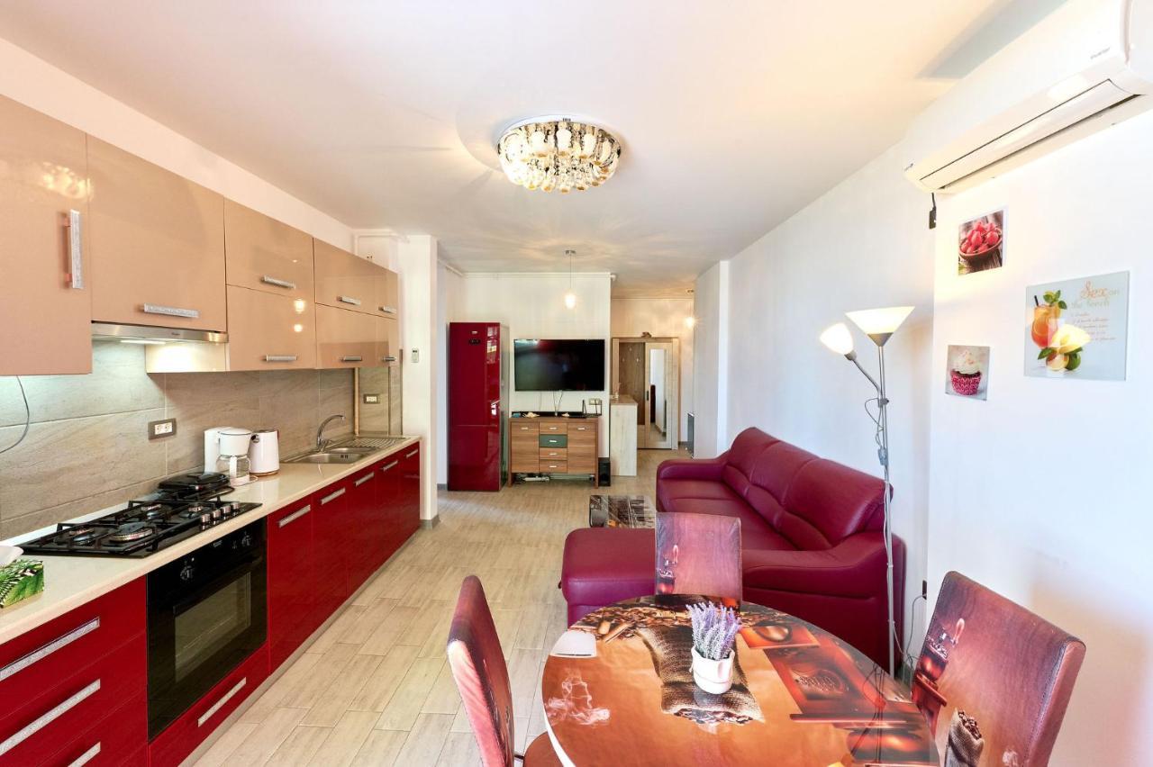 Glamour Red Apartment 22 In Spa Pool Resort Mamaia Exterior foto